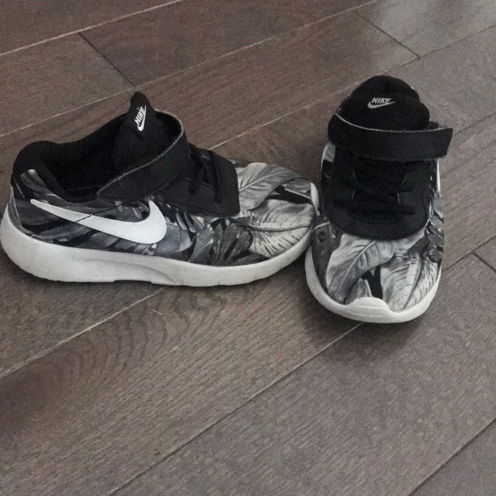 Kids Nike sneaks child’s 10